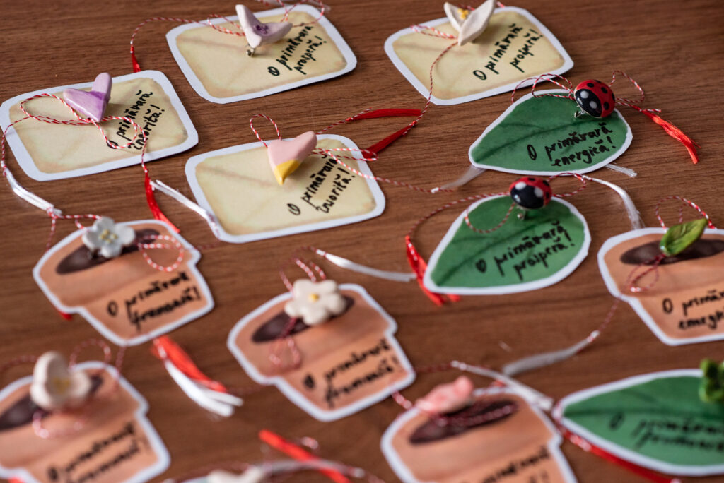 Detaliu cu mărțișoare cu tematica vegetală, de ceramica, fabricate manual, într-o serie limitată